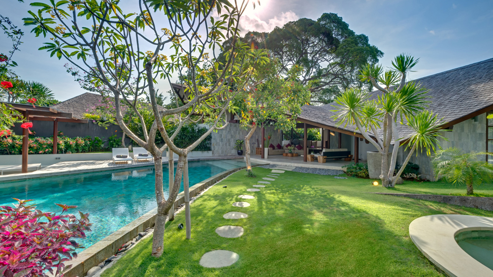 The Layar - 3 bedroom - gardens and jacuzzi